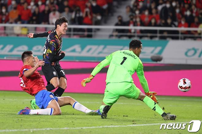 황의조가 23일 오후 경기 고양종합운동장에서 열린 대한민국과 코스타리카의 친선경기에서 상대문전을 향해 슛을 하고 있다. 2022.9.23/뉴스1 ⓒ News1 이광호 기자