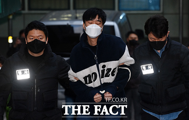 전 여자친구를 스토킹하다가 잔혹하게 살해한 혐의로 구속된 피의자 김병찬(가운데)이 지난해 11월 29일 오전 서울 중구 남대문경찰서에서 검찰로 송치되고 있다./임영무 기자