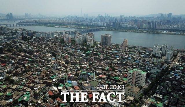 롯데건설과 대우건설이 '한남2구역 재개발사업'에 입찰해 경쟁을 벌일 예정이다. 사진은 한남동 일대 주택 모습. /더팩트 DB