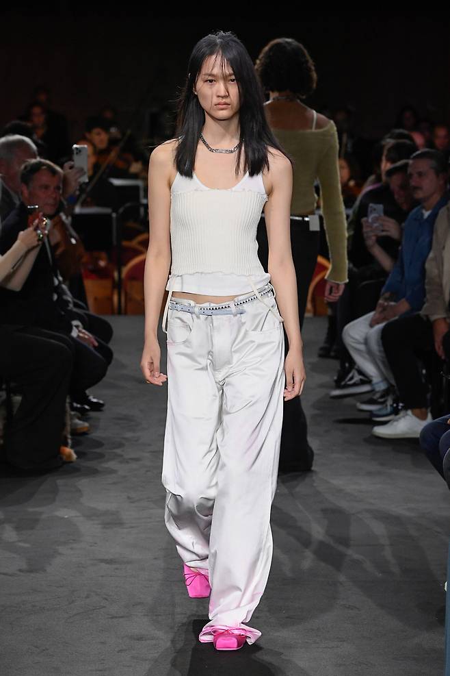 사진 : 프랑스 패션 브랜드, MM6 메종 마르지엘라 MM6 Maison Margiela SS23 Look, '2023 봄-여름 패션쇼' 밀란 패션위크 ⓒMM6 - Maison Margiela