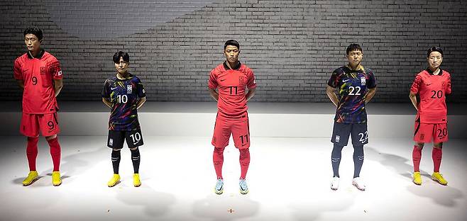 한국 축구 대표팀이 19일 서울 청담동 나이키 써클81에서 열린 대표팀 유니폼 공개 행사에서 포즈를 취하고 있다. 왼쪽부터 조규성, 지소연, 황희찬, 권창훈, 김혜리. /나이키