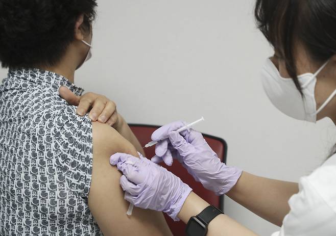 울산 남구보건소에서 한 시민이 백신을 접종하고 있다. /뉴스1