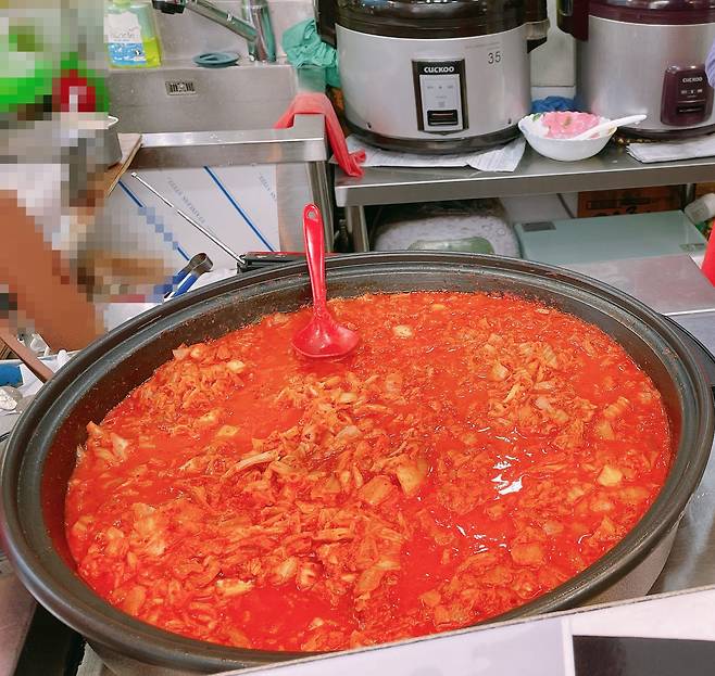 컵밥거리의 한 가게에서 조리되고 있는 김치볶음/ 이신혜 기자