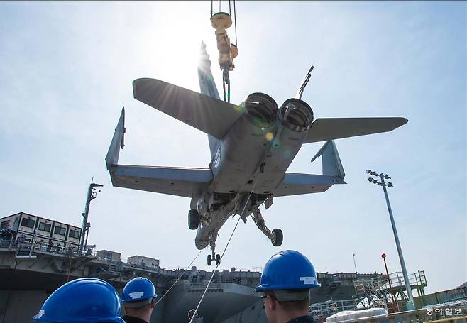 미 해군 항공모함인  로널드 레이건 (CVN-76). 미 해군 제공