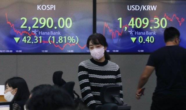 코스피가 2300선 밑으로 하락한 23일 서울 중구 하나은행 딜링룸에서 딜러들이 업무를 보고 있다. 코스피는 전 거래일보다 42.31포인트(1.81%) 내린 2290.00에, 코스닥지수는 전 거래일보다 22.05포인트(2.93%) 하락한 729.36에, 서울 외환시장에서 원·달러 환율은 전 거래일보다 0.4원 내린 1409.3원에 마감했다. 2022.09.23. 뉴시스