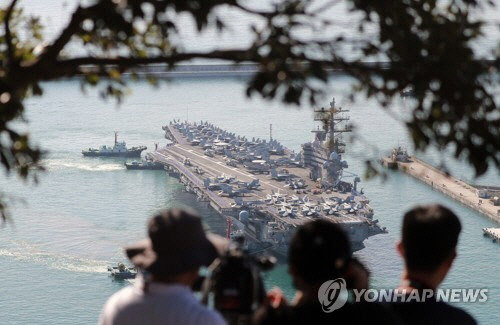 23일 오전 미국 핵 추진 항공모함 로널드 레이건호(CVN-76)가 부산작전기지에 입항하고 있다. 레이건호를 포함한 미 항모강습단은 한미 양국 해군 간 우호협력 강화와 연합 해상훈련 참가를 위해 입항했다.   연합뉴스