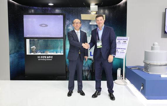LIG넥스원 김지찬 대표이사(왼쪽)와 아이스아이 스티브영 사장이 'DX-KOREA 2022' LIG넥스원 부스에서에서 '위성산업 분야 MOU'를 체결 후 기념사진 촬영을 하고 있다. LIG넥스원 제공