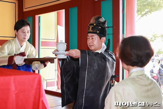 주광덕 남양주시장 23일 다산 정약용 선생 묘소에서 진행된 헌화례 참석. 사진제공=남양주시