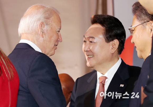 윤석열 대통령이 21일(현지시간) 뉴욕 한 빌딩에서 열린 글로벌펀드 제7차 재정공약회의를 마친 후 조 바이든 미국 대통령과 대화하고 있다. [사진=뉴시스]