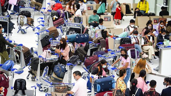 일본이 안내원이 있는 단체 관광객 입국을 허용한 지난 6월 1일 나리타 공항에 외국인 관광객들이 모여 있다. EPA=연합뉴스
