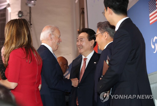 ▲ 윤석열 대통령과 조 바이든 미국 대통령이 지난 21일(현지시간) 미국 뉴욕 한 빌딩에서 열린 글로벌펀드 제7차 재정공약회의를 마친 뒤 48초간의 한미 정상환담을 했다.연합뉴스