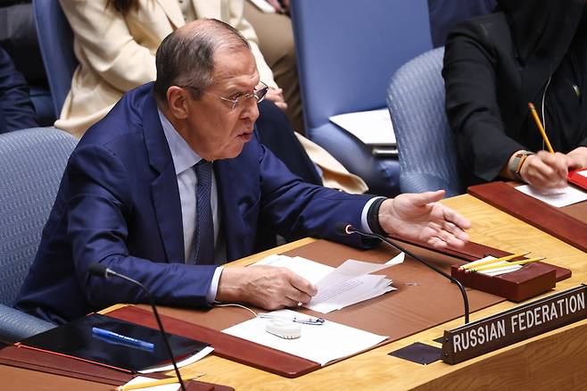 세르게이 라브로프 러시아 외교장관이 22일(현지시간) 미국 뉴욕 유엔본부에서 열린 유엔 안전보장이사회 회의에서 발언하고 있다. TASS연합뉴스