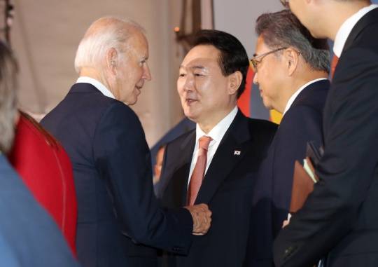 President Yoon Suk-yeol and U.S. President Joe Biden talk after the Global Fund Seventh Replenishment Conference in New York on September 21. Yonhap News.