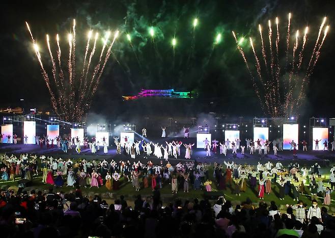 Visitors watch “Miryanggang Odyssey" at Miryang Arirang Festival, which kicked off on Thursday. (Miryang Arirang Festival)