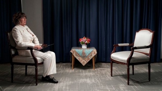 세예드 에브라힘 라이시 이란 대통령과 인터뷰 예정이었던 CNN의 크리스티안 아만푸어 기자가 대통령의 불참으로 혼자 앉아있다. 아만푸어의 트위터 계정에 업로드된 사진