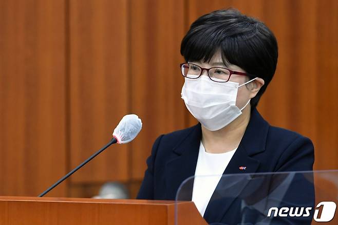 (서울=뉴스1) 박세연 기자 = 김진숙 한국도로공사 사장이 12일 서울 여의도 국회에서 열린 국토교통위원회의 한국도로공사, 한국교통안전공사 등에 대한 국정감사에서 업무보고를 하고 있다. 2020.10.12/뉴스1