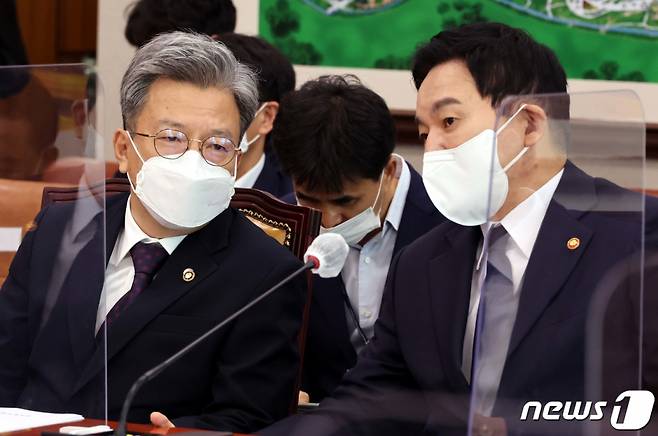 (서울=뉴스1) 이재명 기자 = 원희룡 국토교통부 장관(오른쪽)과 이원재 제1차관이 23일 오전 서울 여의도 국회에서 열린 국토교통위원회 전체회의에서 대화를 하고 있다. (공동취재) 2022.9.23/뉴스1  Copyright (C) 뉴스1. All rights reserved. 무단 전재 및 재배포 금지.