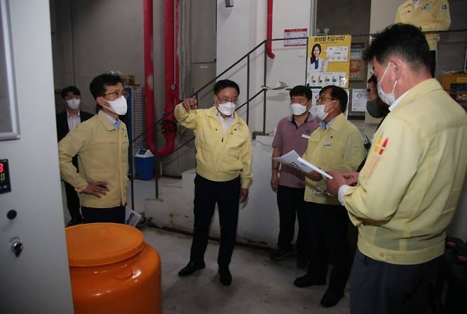 홍남표 창원시장(왼쪽에서 3번째)이 지난 22일 감계복지센터 수영장을 찾아 유충 발견 원인 등을 조사하고 있다./사진제공=창원시