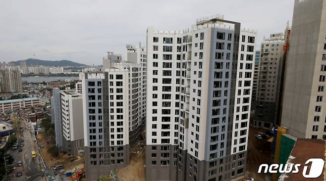 (서울=뉴스1) 장수영 기자 = 14일 서울 동작구에 위치한 아파트 신축현장의 모습.  2022.9.14/뉴스1  Copyright (C) 뉴스1. All rights reserved. 무단 전재 및 재배포 금지.