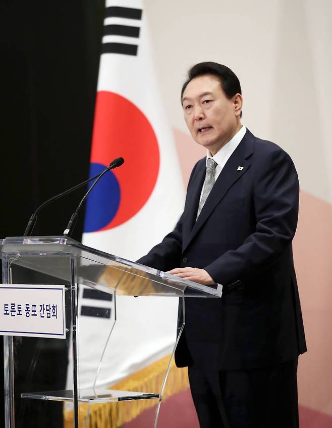 [토론토=뉴시스] 홍효식 기자 = 윤석열 대통령과 부인 김건희 여사가 22일(현지시간) 토론토 한 호텔에서 열린 동포 초청 간담회에서 격려말을 하고 있다. 2022.09.23.