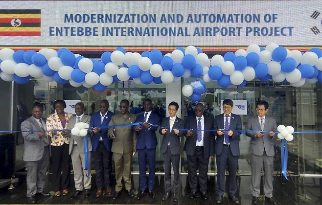 한국공항공사가 아프리카 우간다에 선진 공항 운영 시스템을 구축했다. 사진은 지난 22일(현지시각) 우간다 엔테베 국제공항에서 열린 공항 운영 시스템 구축 기념행사 모습. /사진=한국공항공사