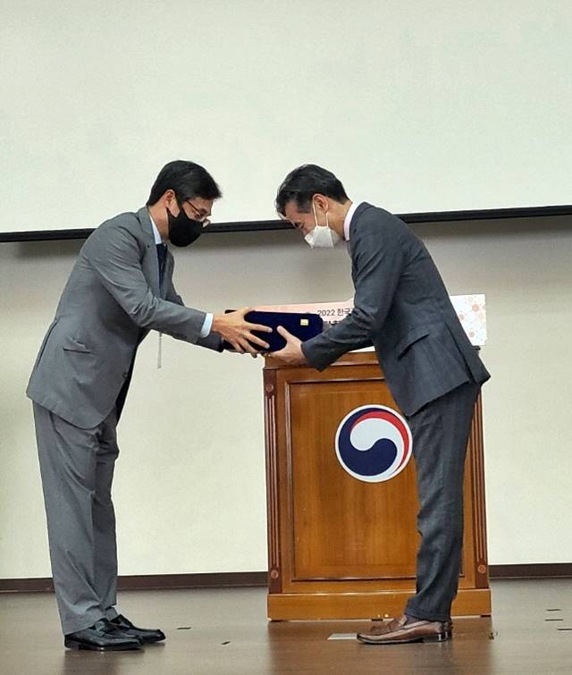 전영태 한수원 상생협력처장(오른쪽)이 23일 세종컨벤션센터에서 열린 제1회 한국 ESG 혁신정책 대상에서 최고상인 대상을 수상하고 있다. /사진제공=한국수력원자력