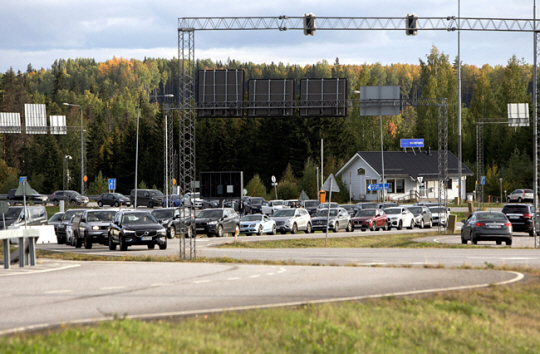 러시아와 핀란드 사이 누지아마 국경 지역에 러시아를 탈출하려는 긴 차량들의 행렬이 늘어서 있다. 로이터·연합뉴스