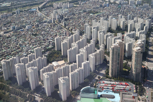 지난 22일 서울 송파구 롯데월드타워 서울스카이에서 바라본 서울 시내 아파트 단지. 연합뉴스