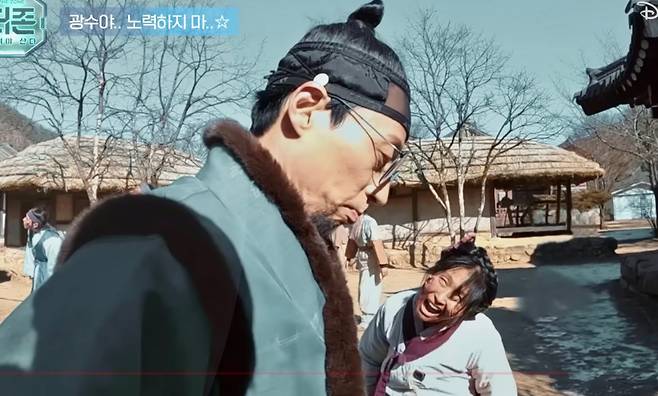 디즈니플러스 한국 오리지널 콘텐츠 더 존:버텨야 산다의 한 장면. [공식 영상 캡처]