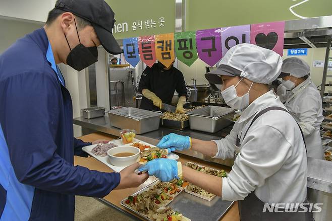 [대구=뉴시스] 김정화 기자 = 대한민국 장병 급식·피복 모니터링단은 23일 공군 제11전투비행단을 방문해 달라진 군 복지 현장을 직접 체험했다. 사진은 배식 받는 모습. (사진 = 공군 제11전투비행단 제공) 2022,09.23. photo@newsis.com