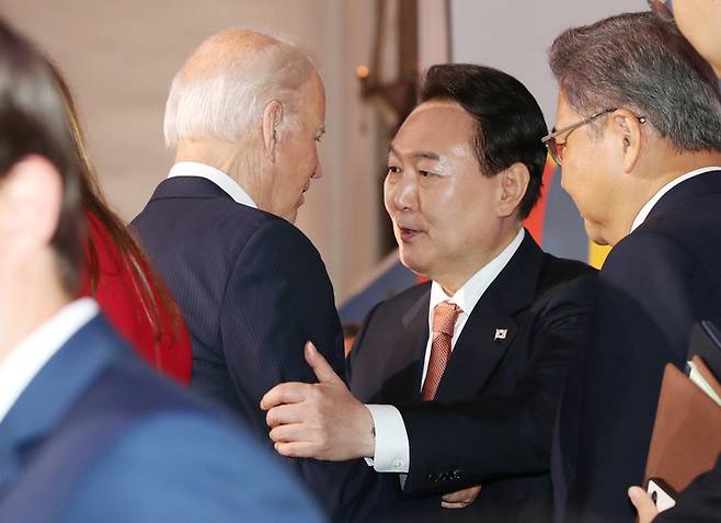 [뉴욕=뉴시스] 홍효식 기자 = 윤석열 대통령이 지난 21일(현지시간) 뉴욕 한 빌딩에서 열린 글로벌펀드 제7차 재정공약회의를 마친 후 조 바이든 미국 대통령과 대화하고 있다. 2022.09.22. yesphoto@newsis.com