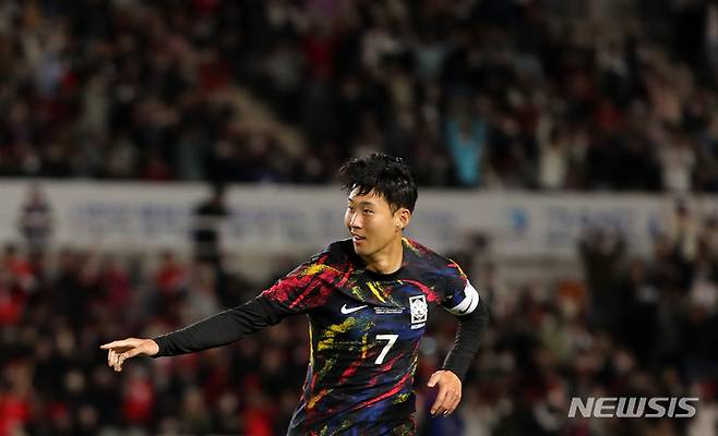 [고양=뉴시스] 백동현 기자 = 23일 오후 경기 고양시 고양종합운동장에서 열린 하나은행 초청 축구 국가대표팀 평가전 대한민국과 코스타리카의 경기, 손흥민이 동점골을 성공시키고 기뻐하고 있다. 2022.09.23. livertrent@newsis.com