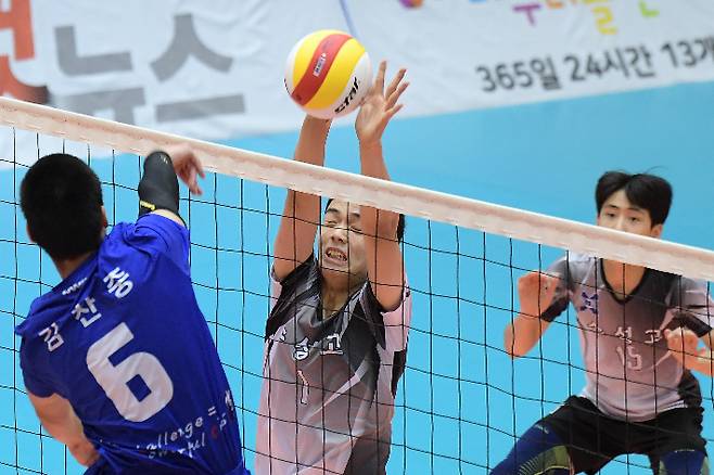 21일 충북 단양국민센터에서 열린 '제33회 CBS배 전국중고배구대회' 결승전 수성고와 천안고의 경기에서 수성고 선수들이 수비하고 있다. 단양=박종민 기자