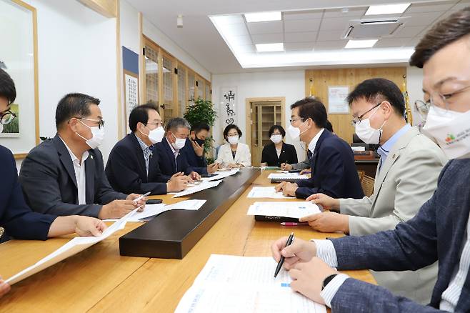 송인헌 괴산군수가 윤건영 충북교육감에게 괴산고 정원 확대를 건의하는 모습. 괴산군 제공