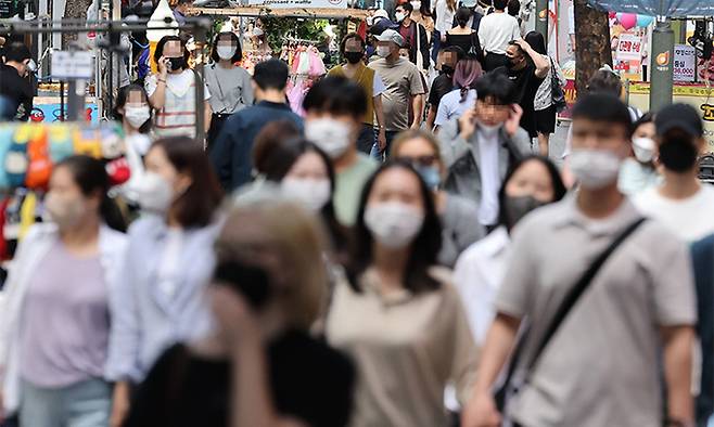 지난 20일 서울 명동거리에서 마스크를 쓴 시민 및 관광객들이 걸어가고 있다. 연합뉴스