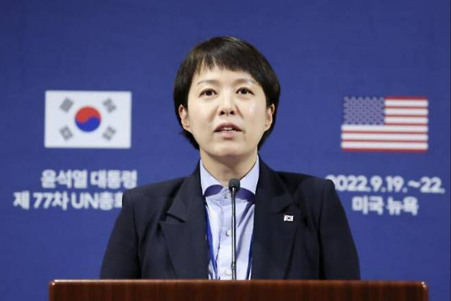 김은혜 대통령실 홍보수석비서관이 지난 22일(현지시간) 미국 뉴욕의 쉐라톤 뉴욕 타임스퀘어호텔 내 프레스센터에서 현안 관련 브리핑을 하고 있다. 뉴욕=연합뉴스