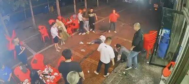 지난 6월 중국 탕산 시내 식당에서 발생한 여성 집단 구타 현장. 시나닷컴 캡처