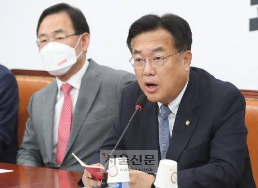 정진석(오른쪽) 국민의힘 비상대책위원장이 22일 국회에서 열린 비대위 회의에서 모두 발언을 하고 있다.김명국 기자