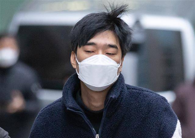 스토킹으로 신변보호를 받던 전 여자친구를 살해한 피의자 김병찬이 29일 오전 검찰 송치를 위해 서울 중구 남대문경찰서를 나서고 있다. 2021.11.29 뉴스1