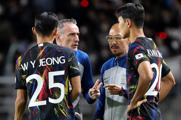 파울루 벤투 축구대표팀 감독이 23일 코스타리카와의 경기 도중 정우영과 권경원에게 작전 지시를 하고 있다. [뉴시스]