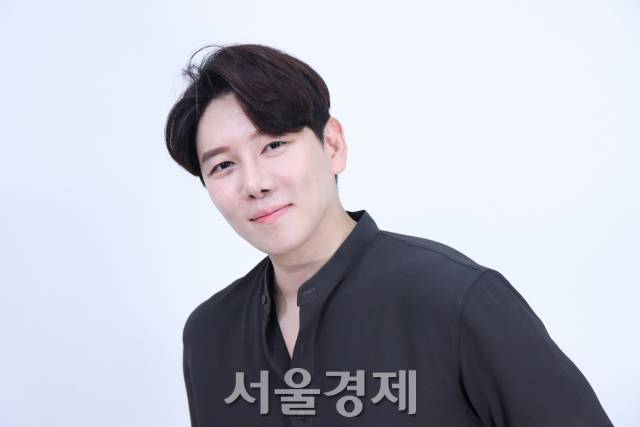 가수 디셈버 DK가 서울경제스타 인터뷰에 앞서 포즈를 취하고 있다. / 사진=김규빈 인턴기자