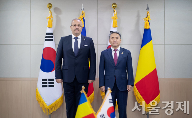 이종섭(오른쪽) 국방부 장관이 2022년 9월 23일 서울 용산 국방부 청사에서 바실레 든쿠 루마니아 국방장관과 양자회담을 열고 있다. 사진제공=국방부