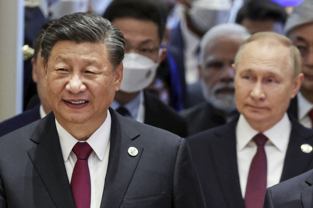 시진핑(왼쪽) 중국 국가주석과 블라디미르 푸틴 러시아 대통령이 16일(현지 시간) 우즈베키스탄 사마르칸트에서 진행된 상하이협력기구(SCO) 정상회의에 참석하고 있다. AP연합뉴스