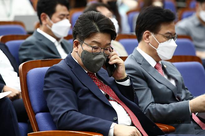 국민의힘 권성동 원내대표가 19일 국회 본청에서 열린 원내대표 선출을 위한 의원총회에서 통화하고 있다. ⓒ연합뉴스
