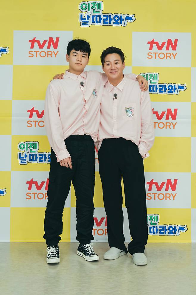 윤후-윤민수 부자가 23일 녹화중계 형식으로 공개된 tvN STORY 예능 ‘이젠 날 따라와’ 제작발표회에서 포즈를 취하고 있다. 사진 tvN