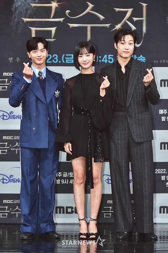 배우 육성재, 연우, 이종원이 23일 오후 온라인으로 진행된 MBC 금토드라마 '금수저' 제작발표회에 참석해 포즈를 취하고 있다.  '금수저'는 가난한 집에서 태어난 아이가 우연히 얻게 된 금수저를 통해 부잣집에서 태어난 친구와 운명이 바뀐 뒤 후천적 금수저가 된 인생 어드벤처 스토리다. / 사진제공 = MBC /사진=김창현 기자 chmt@