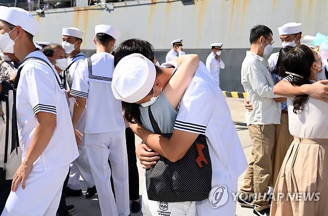 해군 청해부대 37진 입항 (창원=연합뉴스) 23일 경남 창원시 진해구 진해 군항에서 열린 청해부대 37진 입항 환영 행사에서 부대원과 가족이 인사하고 있다. 2022.9.23 [해군 제공. 재판매 및 DB 금지] image@yna.co.kr