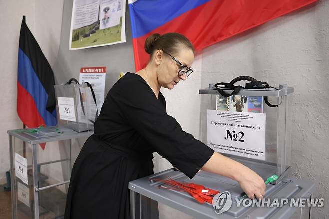 투표함 점검하는 도네츠크주 친러 선관위 직원 (도네츠크 타스=연합뉴스) 러시아가 우크라이나에서 점령한 4개 지역에서 러시아로의 영토 편입을 위한 주민투표가 23일(현지시간) 일제히 시작됐다. 도네츠크주 친러시아 DPR 선관위 직원이 투표함 봉인을 확인하고 있다. 2022.9.23 photo@yna.co.kr