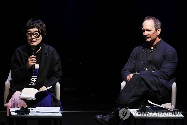 김혜순·포레스트 갠더, 서울국제작가축제 개막강연 (서울=연합뉴스) 진연수 기자 = 시인 김헤순(왼쪽)과 포레스트 갠더가 23일 오후 서울 마포구 서울생활문화센터 서교스퀘어에서 열린 2022 서울국제작가축제에서 개막 강연을 하고 있다. 2022.9.23 jin90@yna.co.kr