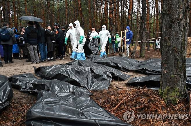 우크라이나 이지움에서 발견된 집단 매장지 [AFP 연합뉴스 자료 사진. 재판매 및 DB 금지]